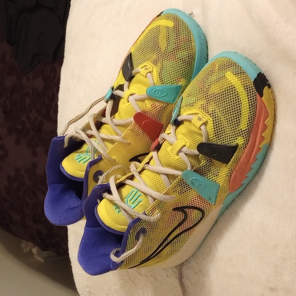 kyrie irving youth shoes